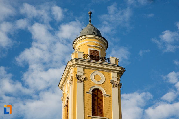 prim-plan-cu-turn-de-la-biserica-reformata-cu-doua-turnuri-din-cluj-napoca-judetul-cluj.jpg