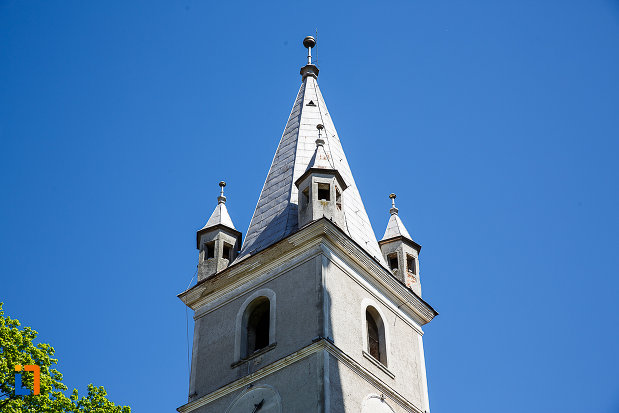 prim-plan-cu-turnul-de-la-biserica-evanghelica-din-orastie-judetul-hunedoara.jpg