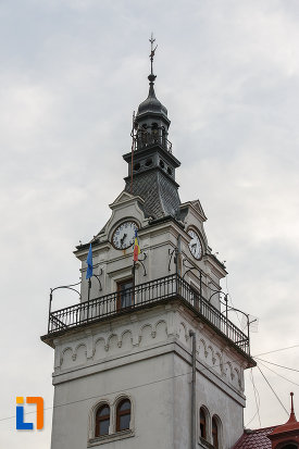 prim-plan-cu-turnul-de-la-cladirea-administrativa-a-orasului-azi-prefectura-si-consiliul-judetean-suceava.jpg