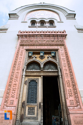 prim-plan-cu-usa-de-la-biserica-adormirea-maicii-domnului-din-craiova-judetul-dolj.jpg
