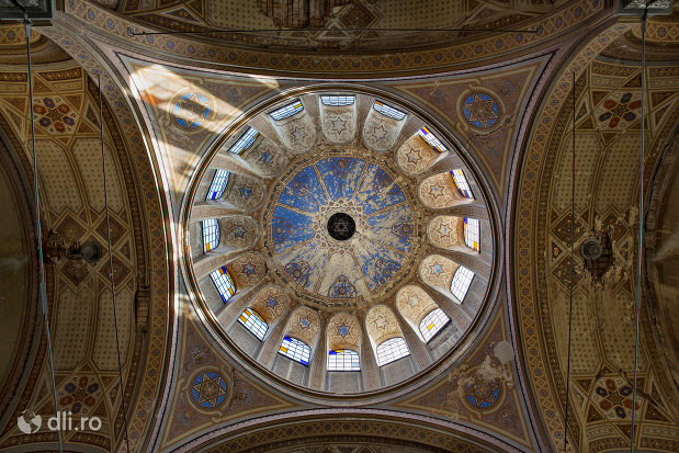 prim-plan-cupola-sinagoga-bd-independentei-din-oradea.jpg