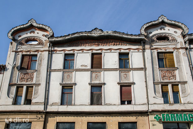 prim-plan-u-fatada-palatul-fuchsl-din-oradea-judetul-bihor.jpg