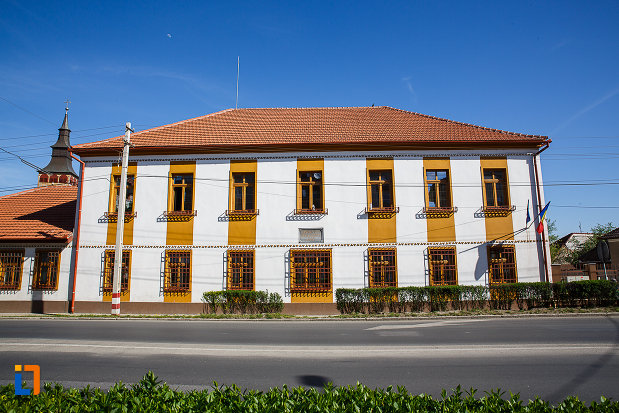 prima-scoala-romaneasca-din-orastie-judetul-hunedoara.jpg