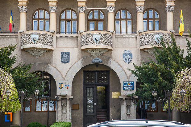 primaria-cladirea-veche-din-hunedoara-judetul-hunedoara-detalii-arhitecturale-deosebite.jpg