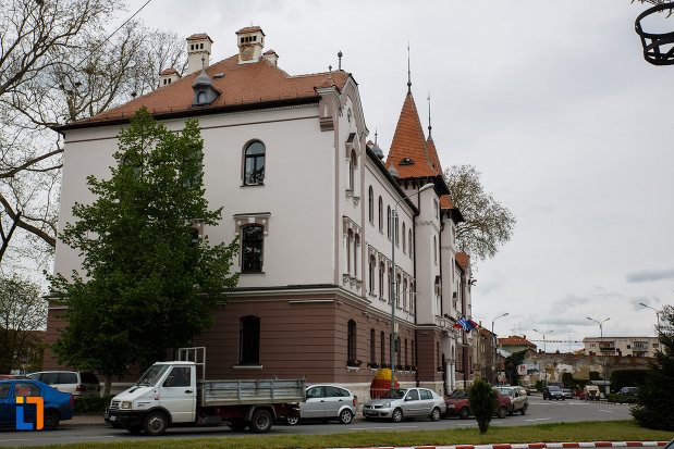 primaria-din-lugoj-judetul-timis-vazuta-din-lateral.jpg