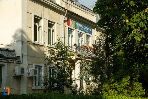 primaria-din-odobesti-judetul-vrancea-vazuta-din-lateral.jpg