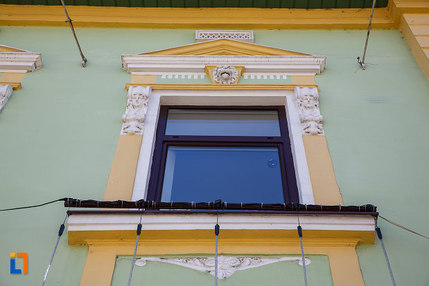 primaria-din-orastie-judetul-hunedoara-detalii-de-la-ferestre.jpg