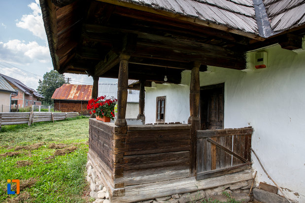 prispa-de-la-casa-de-lemn-petru-cracana-din-campulung-moldovenesc-judetul-suceava.jpg