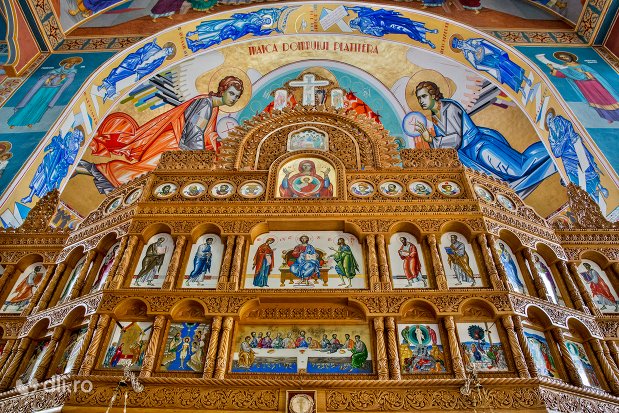 privire-de-ansamblu-spre-altarul-din-catedrala-ortodoxa-din-negresti-oas-judetul-satu-mare.jpg