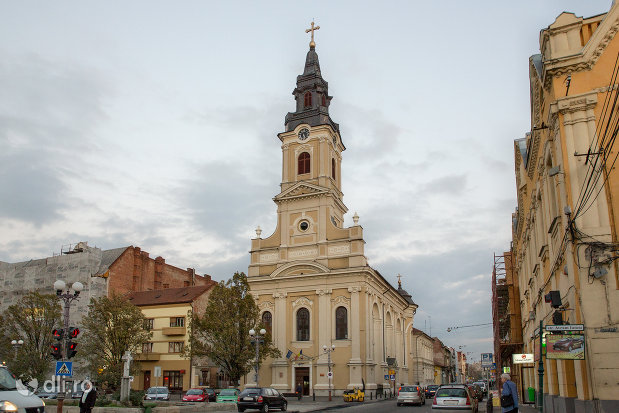 privire-spre-catedrala-ortodoxa-adormirea-maicii-domnului-biserica-cu-luna-din-oradea-judetul-bihor.jpg