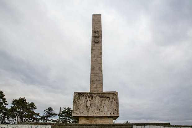 privire-spre-monumentul-mihai-viteazul-din-guruslau-judetul-salaj.jpg