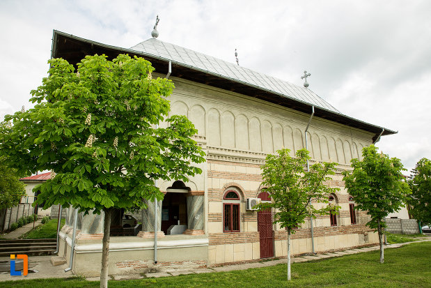 rala-din-biserica-biserica-intrarea-in-biserica-a-maicii-domnului-din-caracal-judetul-olt-vedere-din-lateral.jpg