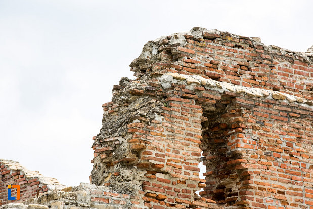 ramasite-din-zid-de-caramida-palatul-domnesc-ruine-palatul-petru-cercel-din-targoviste-judetul-dambovita.jpg