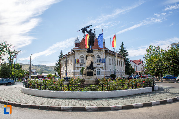 rondou-cu-monumentul-eroilor-din-urlati-judetul-prahova.jpg