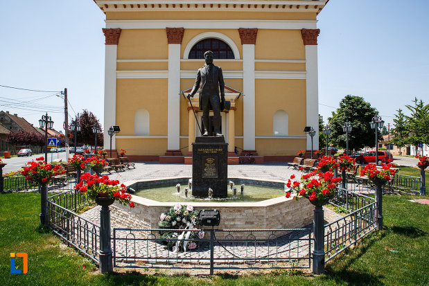 rondou-cu-statuia-lui-alexander-i-nako-din-sannicolau-mare-judetul-timis.jpg