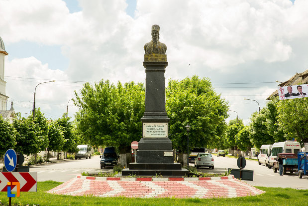 rondou-cu-statuia-lui-tudor-vladimirescu-din-calafat-judetul-dolj.jpg