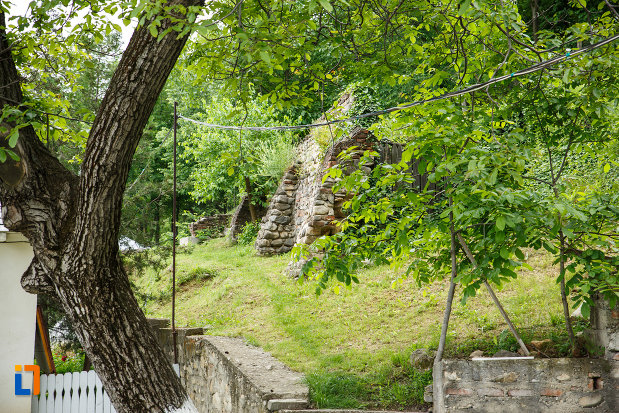 ruine-aflate-la-manastirea-brazi-din-panciu-judetul-vrancea.jpg