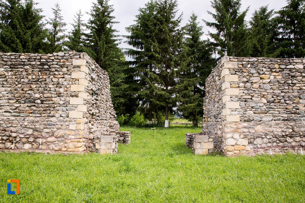 ruine-constructie-din-piatra-castrul-roman-jidova-din-campulung-muscel-judetul-arges.jpg
