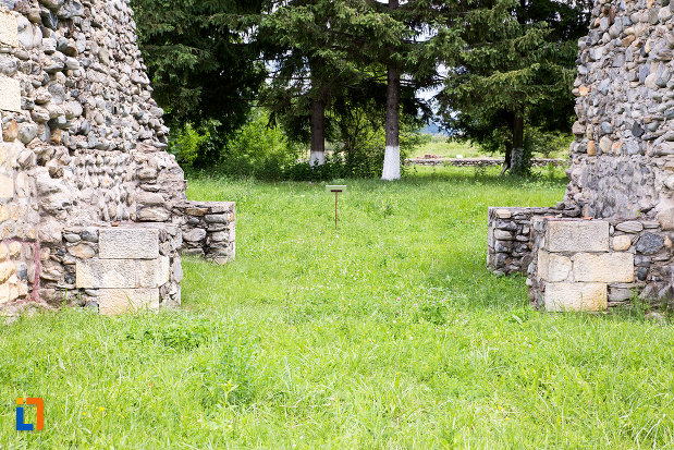ruine-din-piatra-de-la-castrul-roman-jidova-din-campulung-muscel-judetul-arges.jpg