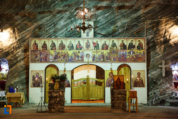 salina-din-ocnele-mari-judetul-valcea-altarul-din-biserica.jpg