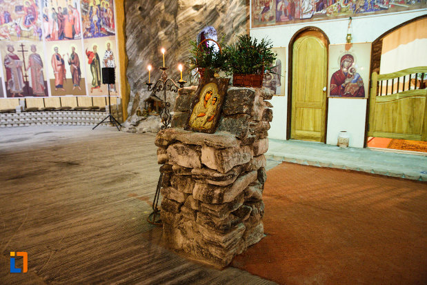 salina-din-ocnele-mari-judetul-valcea-iconostas-din-sare.jpg