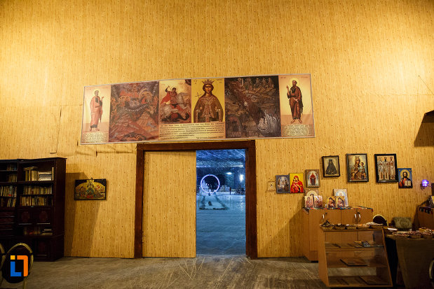 salina-din-ocnele-mari-judetul-valcea-imagine-cu-iesirea-din-biserica.jpg