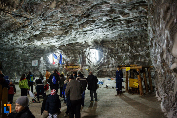 salina-din-ocnele-mari-judetul-valcea-imagine-cu-sarea-stratificata.jpg