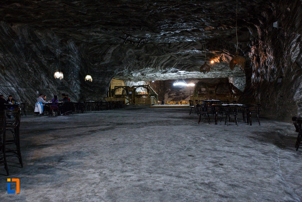 salina-din-ocnele-mari-judetul-valcea-mesele-din-restaurant.jpg