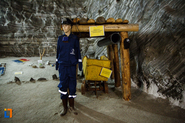 salina-din-ocnele-mari-judetul-valcea-miner-amplasat-in-mina.jpg