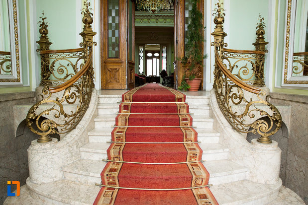 scara-cu-covor-rosu-muzeul-de-arta-si-arta-populara-palatul-marincu-din-calafat-judetul-dolj.jpg