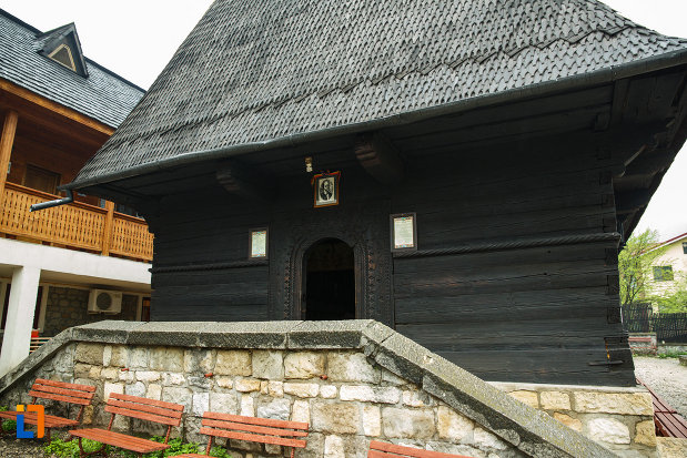 scara-de-piatra-de-la-biserica-de-lemn-sf-pantelimon-din-baile-olanesti-judetul-valcea.jpg
