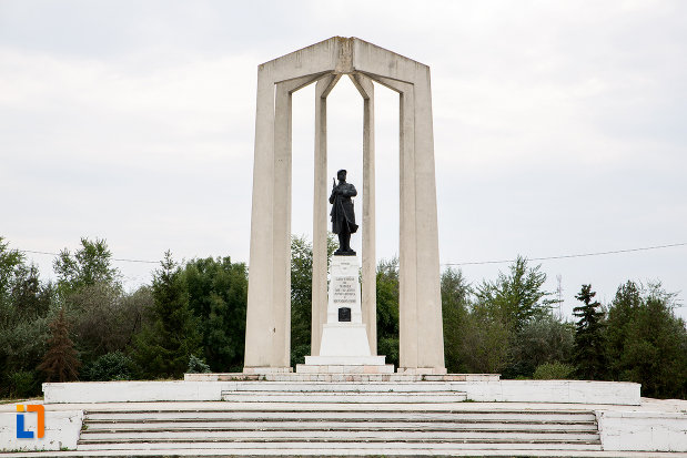 scari-langa-monumentul-eroilor-din-slobozia-judetul-ialomita.jpg