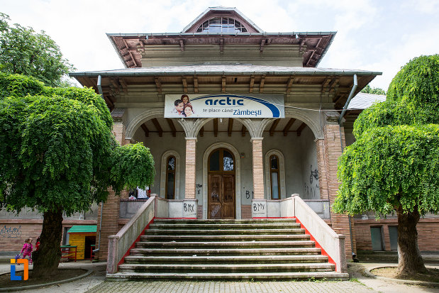 scari-si-intrare-in-conacul-grigore-olanescu-1890-din-gaesti-judetul-dambovita.jpg