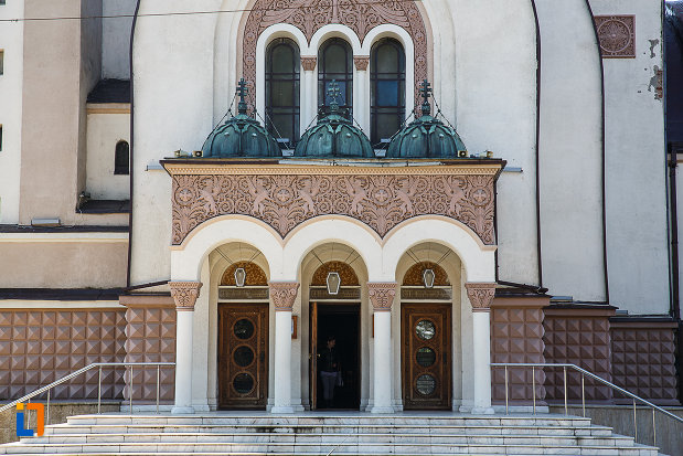scarile-si-intrarea-in-catedrala-ortodoxa-sf-arhangheli-mihail-si-gavril-din-orastie-judetul-hunedoara.jpg