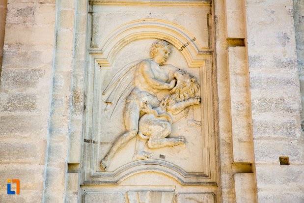 scena-sculptata-pe-poarta-a-i-a-a-cetatii-din-alba-iulia-judetul-alba.jpg