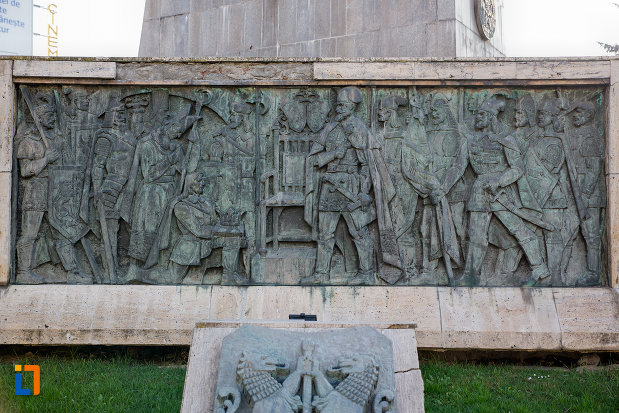 scene-de-lupta-sub-statuia-ecvestra-a-lui-mihai-viteazul-din-cluj-napoca-judetul-cluj.jpg