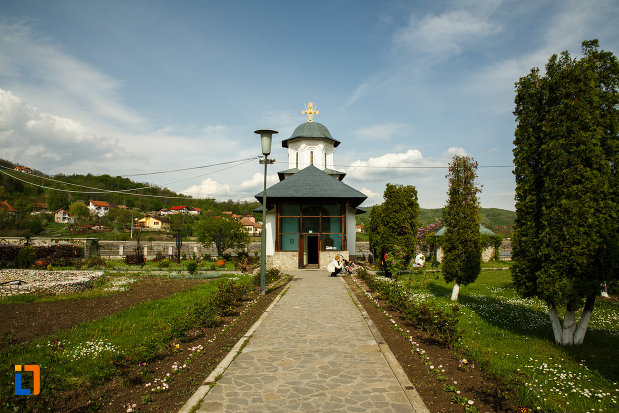 schitul-ostrov-calimanesti-judetul-valcea-imagine-cu-curtea-lacasului.jpg