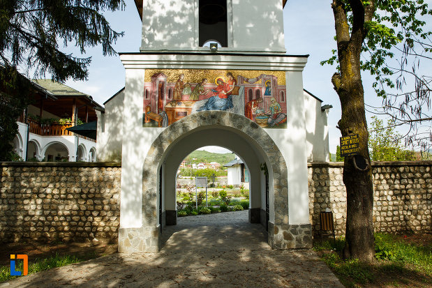 schitul-ostrov-calimanesti-judetul-valcea-turnul-de-poarta.jpg