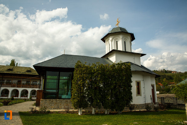 schitul-ostrov-calimanesti-judetul-valcea-vazut-din-lateral.jpg