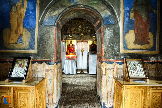 scitul-iezer-din-cheia-judetul-valcea-culoar-interior.jpg