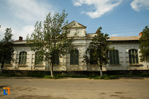scoala-din-odobesti-judetul-vrancea-vazuta-din-fata.jpg