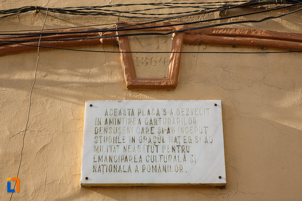 scoala-generala-ovid-densusianu-din-hateg-judetul-hunedoara-placa-comemorativa.jpg