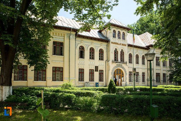 scoala-tip-spiru-haret-azi-seminarul-sf-apostol-andrei-din-galati-judetul-galati-vazuta-din-lateral.jpg