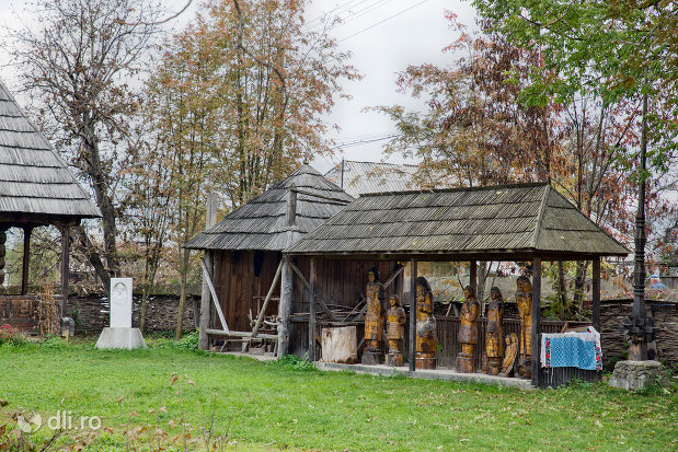 sculpturi-din-lemn-muzeul-taranesc-din-dragomiresti-judetul-maramures.jpg