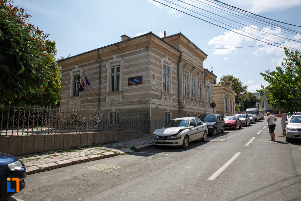 sediul-comenduirii-garnizoanei-tulcea-fosta-banca-dunarii-din-tulcea-judetul-tulcea-vazut-din-departare.jpg