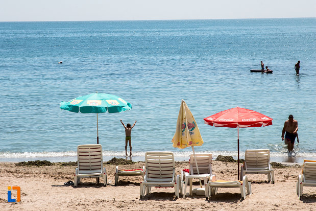 sezlonguri-si-umbrelute-de-plaja-statiunea-cap-aurora-judetul-constanta.jpg
