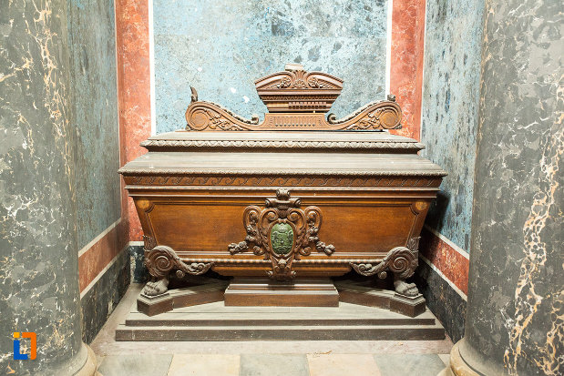 sicriu-sculptat-din-mausoleul-familiei-filisanu-din-filiasi-judetul-dolj.jpg