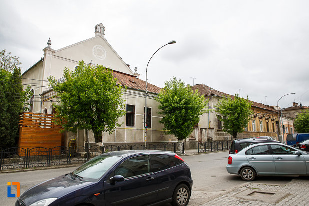 sinagoga-din-deva-judetul-hunedoara-vazuta-de-pe-str-baritiu.jpg