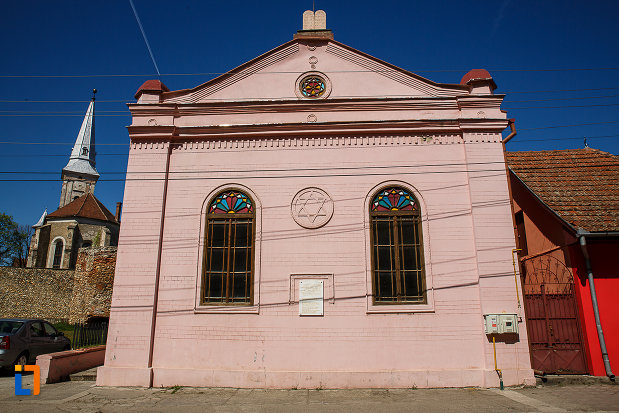 sinagoga-din-orastie-judetul-hunedoara-ferestrele-de-pe-fatada.jpg