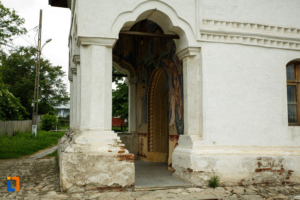 sir-de-coloane-de-la-biserica-ovidenia-din-odobesti-judetul-vrancea.jpg